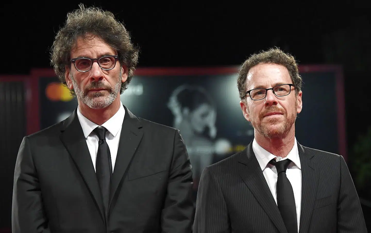 Joel Coen til højre. Bror Ethan til venstre. Frances McDormand har været med i et hav af deres film. Blandt andre 'Fargo'.
