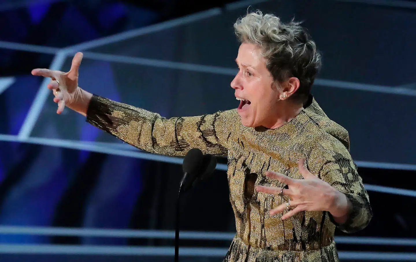 McDormand beder alle kvinder i salen rejse sig op under sin tale ved Oscar-uddelingen i 2018.