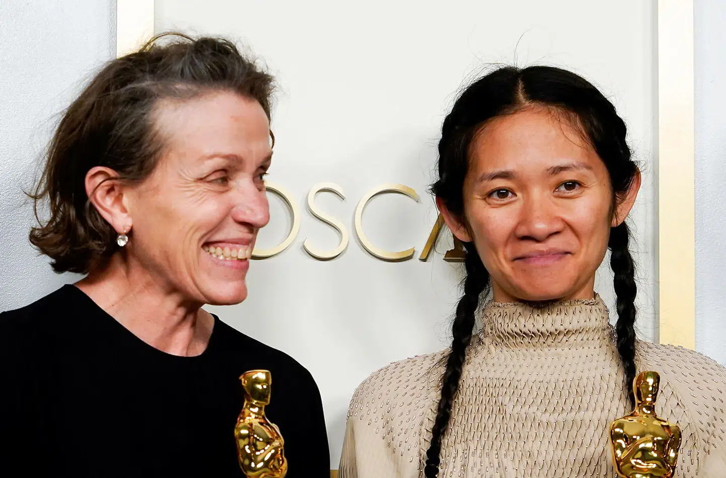 Frances McDormand og Chloé Zhao fotograferet sammen under Oscar-uddelingen.