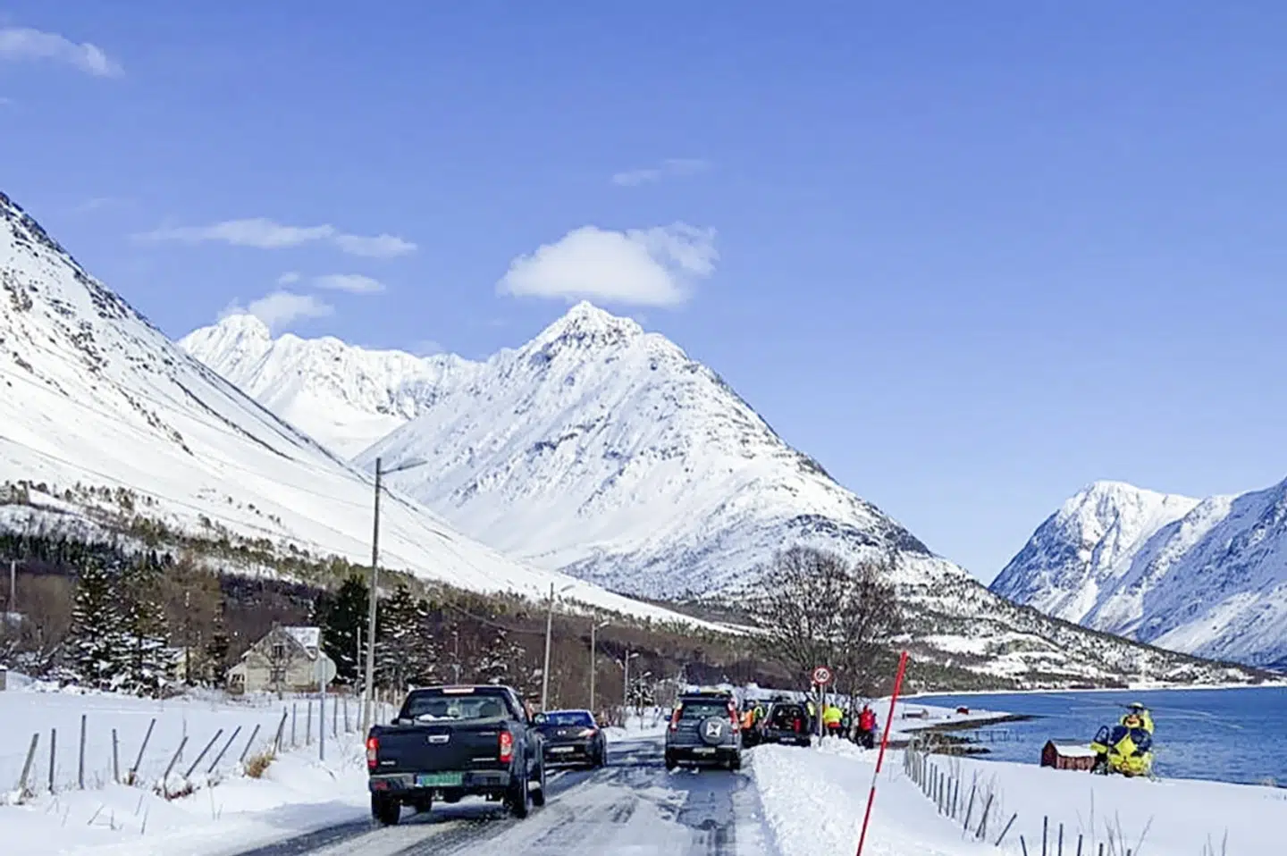 Tre helikoptere, snescootere, hunde og et antal frivillige deltog i eftersøgningen af mulige ofre for et sneskred i Lyngen i Troms i det nordlige Norge lørdag eftermiddag. To unge mænd fra Tromsø er omkommet. Elivra Kolsing/Nordlys/Ritzau Scanpix