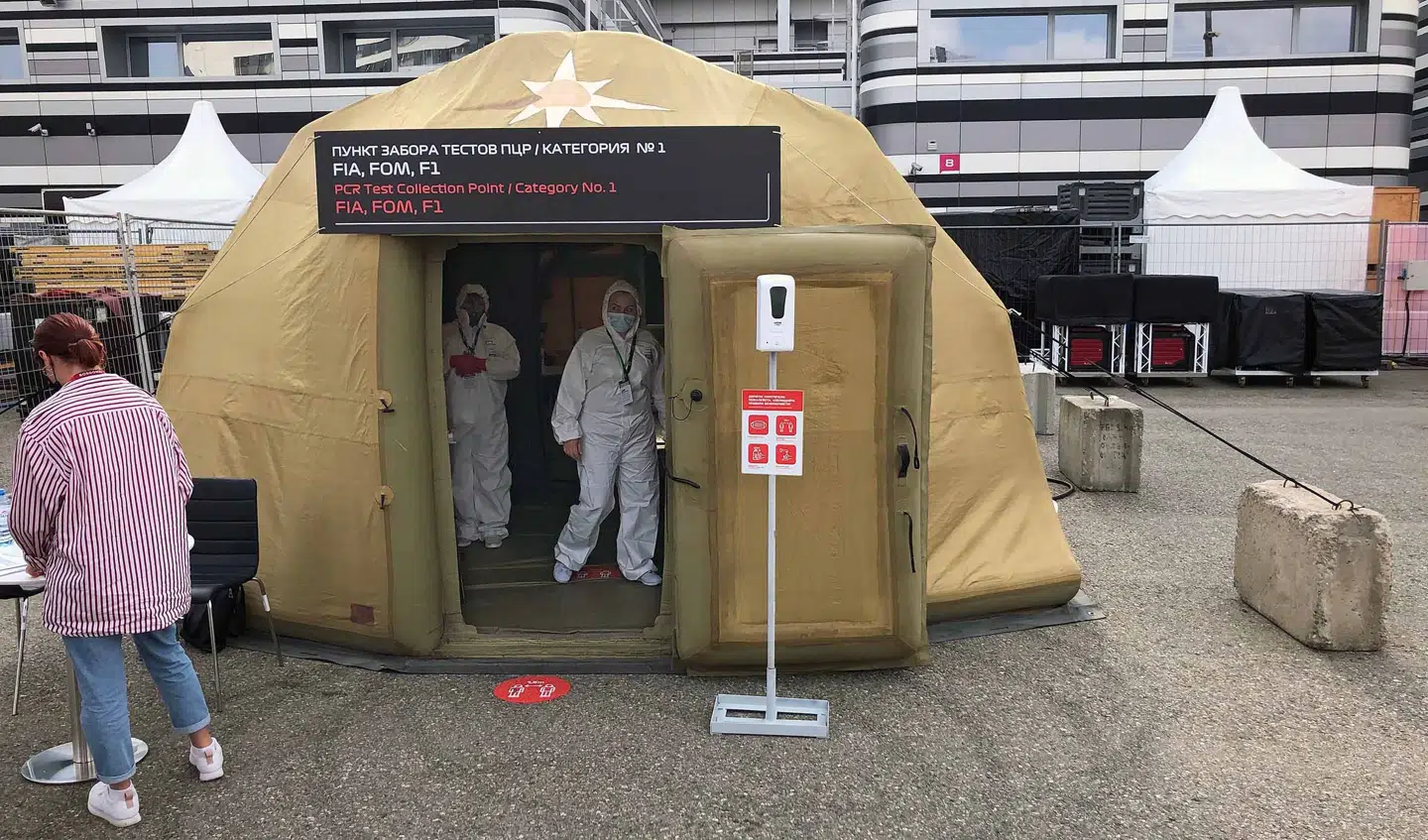 Formel 1 gennemfører ved hvert løb 4-5000 coronatest af kørere, teampersonnel og pressefolk.