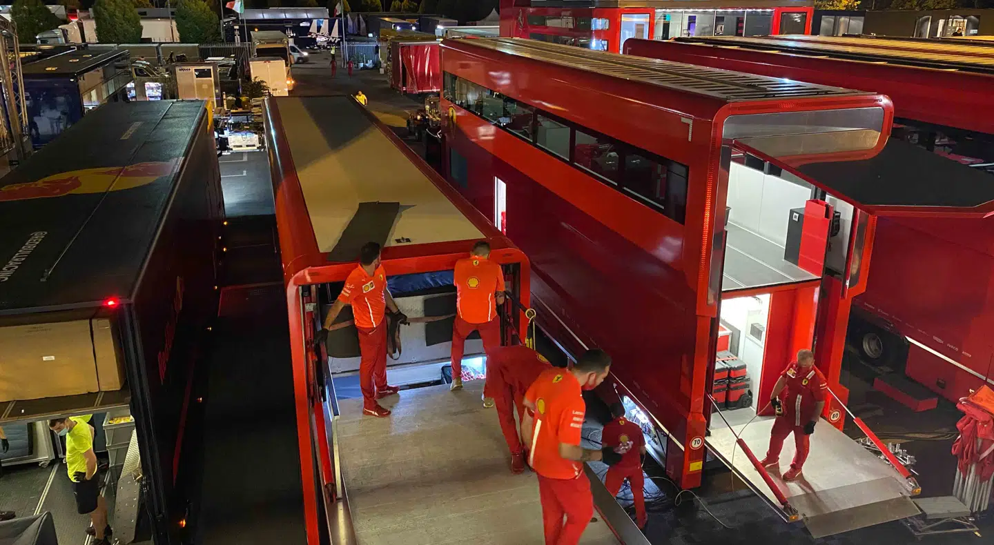 De 10 teams har brug for cirka 600 chauffører, når deres trucks i de kommende dage skal køres fra Portimao til Barcelona.