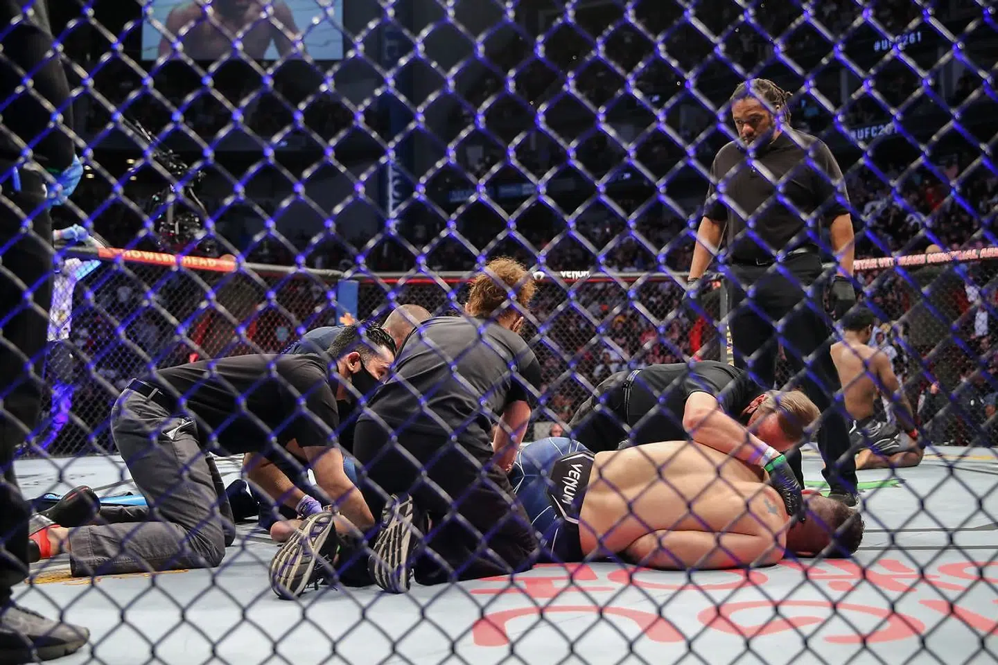 Chris Weidman måtte beroliges af læger efter chokskaden. I baggrunden til højre ses Uriah Hall, som heller ikke kunne holde til at se på de horrible scener.