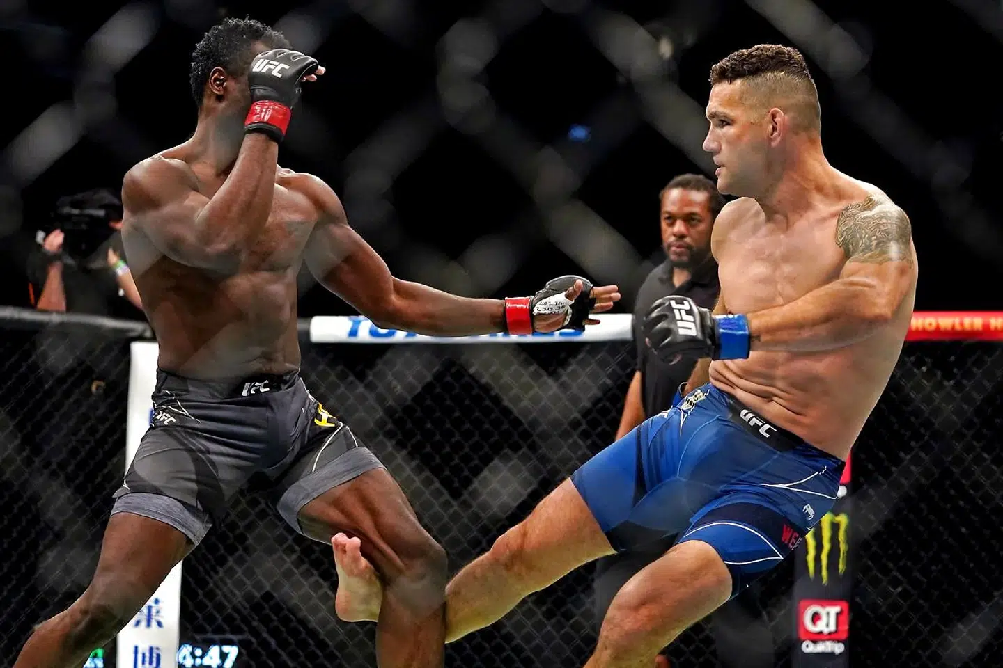 Det var her, Chris Weidman (th.) pådrog sig den surrealistiske og skrækkelige skade.