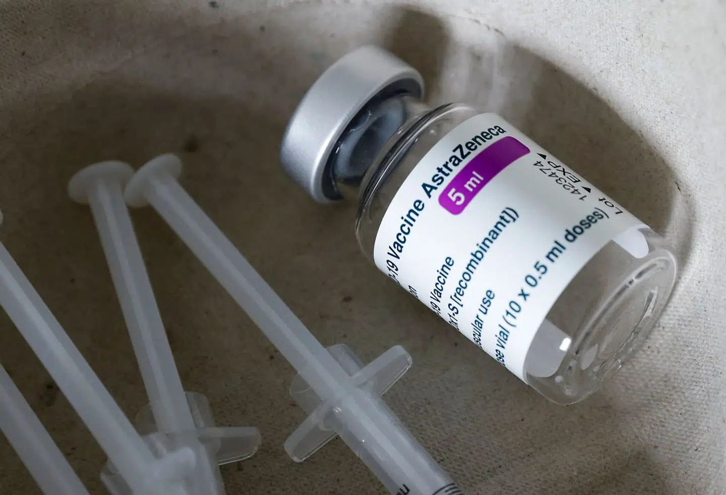 AstraZeneca-vaccinen bruges i mange lande til borgere over 65 år, men ifølge den danske Sundhedsstyrelse er der ikke nogen grund til at tro, at ældre har mindre risiko for at blive ramt af den sjældne, men alvorlige bivirkning. REUTERS/Leonhard Foeger