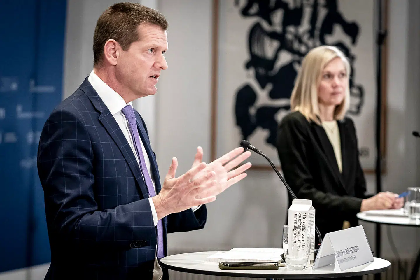 Enhedschef i Lægemiddelstyrelsen, Tanja Erichsen og direktør for Sundhedsstyrelsen, Søren Brostrøm holder pressebriefing om status på undersøgelse af AstraZeneca vaccinen. (Foto: Mads Claus Rasmussen/Ritzau Scanpix)