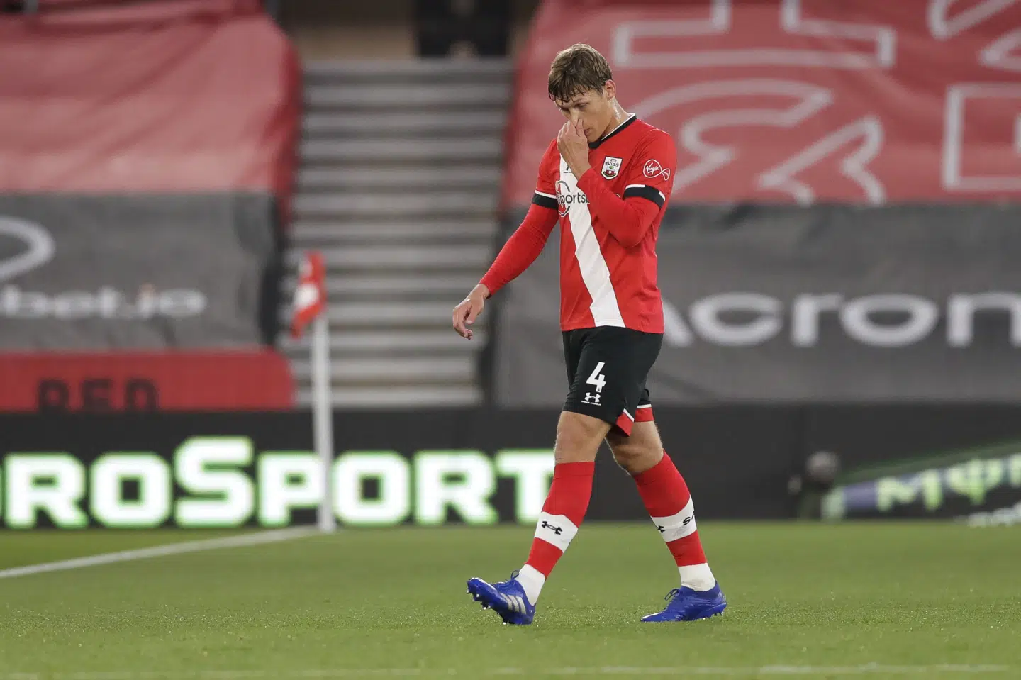 Jannik Vestergaard måtte gå skuffet fra banen efter bare ti minutter, da han blev vist ud i fredagens uafgjorte kamp mellem Southampton og Leicester. Kirsty Wigglesworth/Ritzau Scanpix