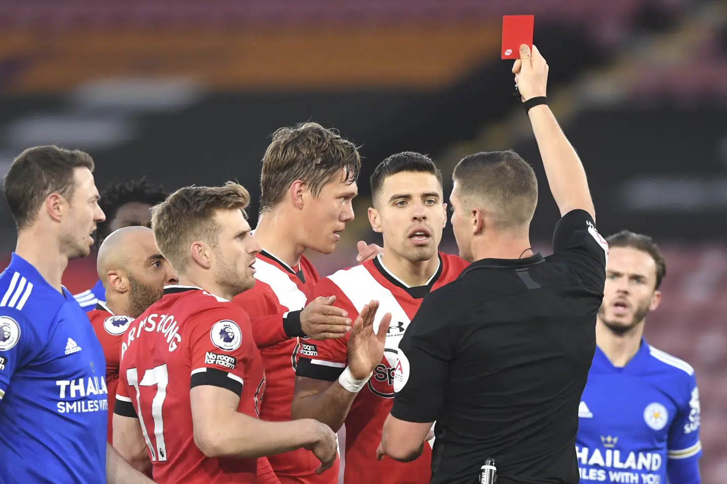 Jannik Vestergaard blev vist ud efter blot ni minutters kamp. Neil Hall/Ritzau Scanpix