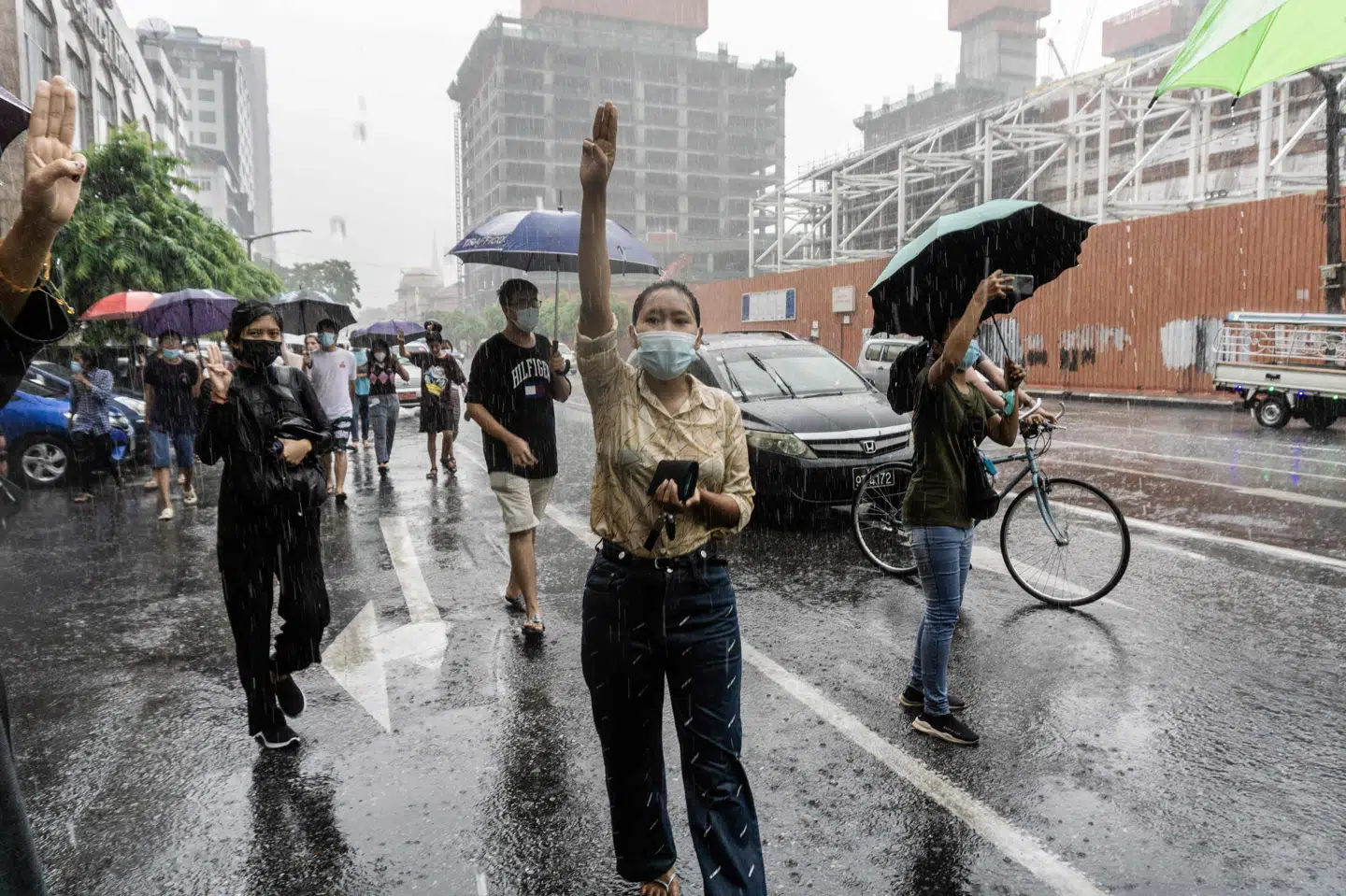 Tre fingre i vejret er symbolet for modstand mod militærstyret og for den civile ulydighedsbevægelse, der har præget Myanmar siden februar. Følgerne af militærkuppet forværrer landets økonomi, som i forvejen var ramt af coronapandemien - og i forvejen er et af Sydøstasiens fattigste lande. Her er det demonstranter i Myanmars største by, Yangon, fredag. Str./Ritzau Scanpix