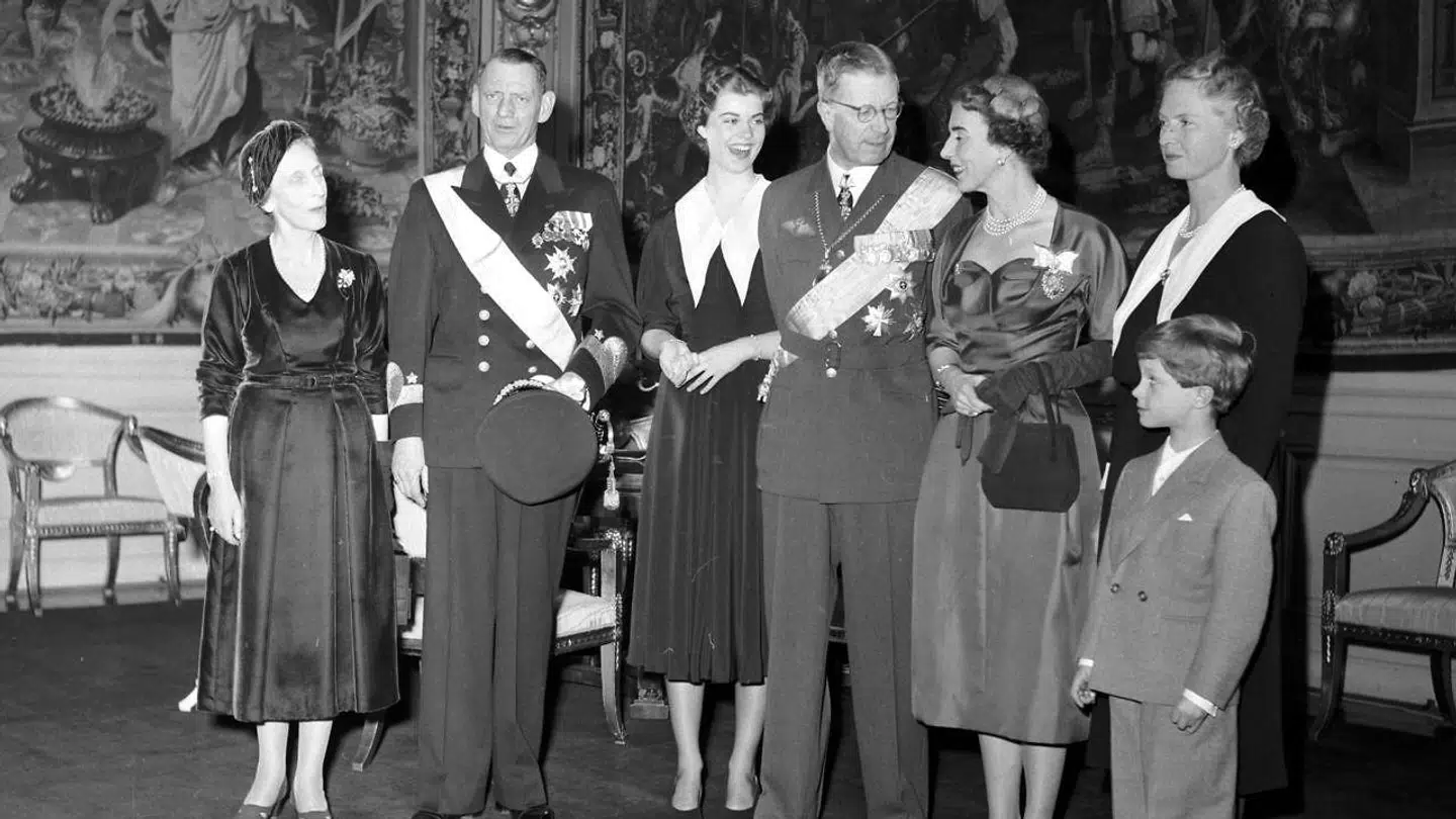 Den danske kong Frederik 9. og dronning Ingrid ved et besøg i Stockholm sammen med den svenske kong Gustaf 6. Adolf og dronning Louise samt den svenske konges børnebørn prinsesse Margaretha og den lille kronprins Carl Gustaf med sin moder, prinsesse Sibylla.