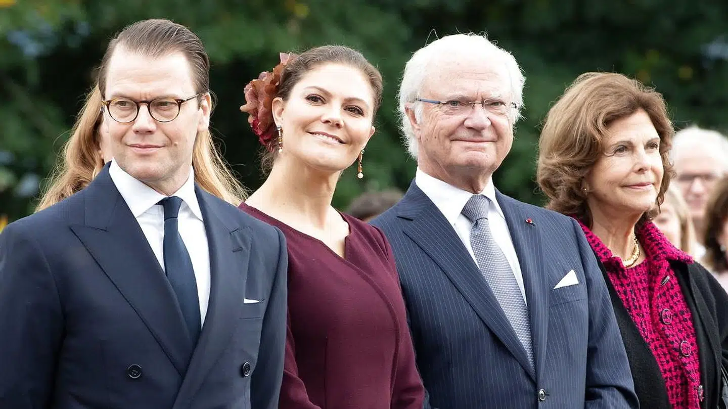Kronprinsesse Victoria, der her ses ved siden af sin far, er mere populær end Carl Gustaf.