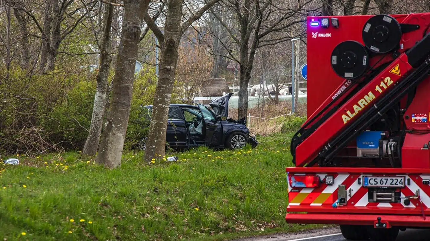 Anmeldelserne lyder på, at bilen er kørt ind i et træ. Foto: Presse-fotos.dk
