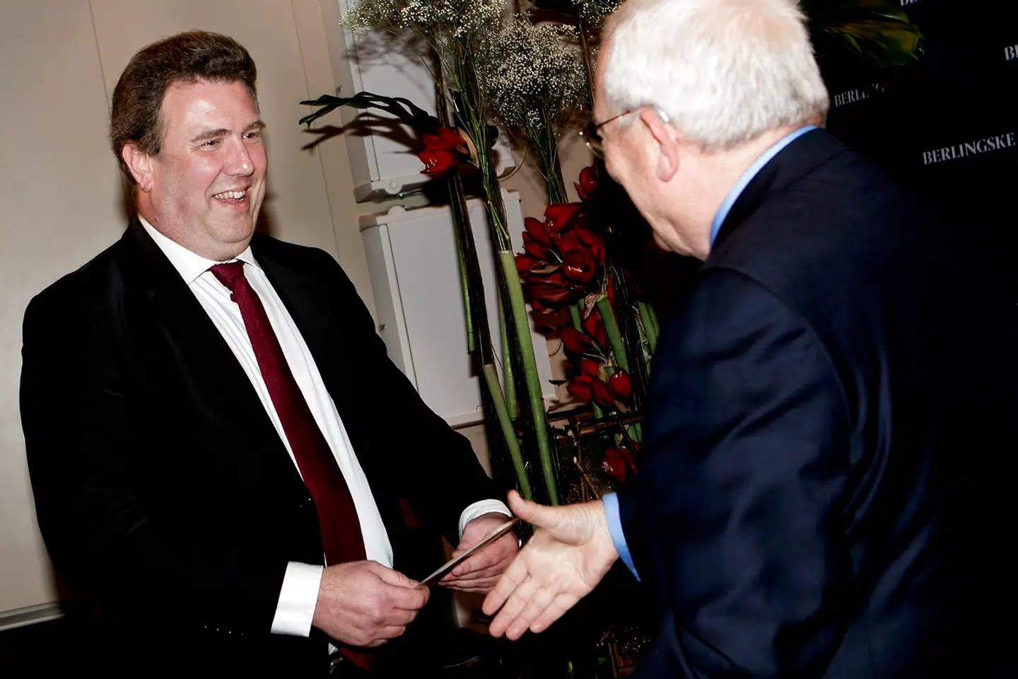 Berlingske Fonds prisuddeling i konferencesalen hos Berlingske Media i Pilestræde i København d. 7. januar 2014. Uffe Ellemann-Jensen overrækker Berlingske Fonds journalistpris 2014 til Ole Ryborg modtager (tv). (Foto: Linda Kastrup/Scanpix 2014)