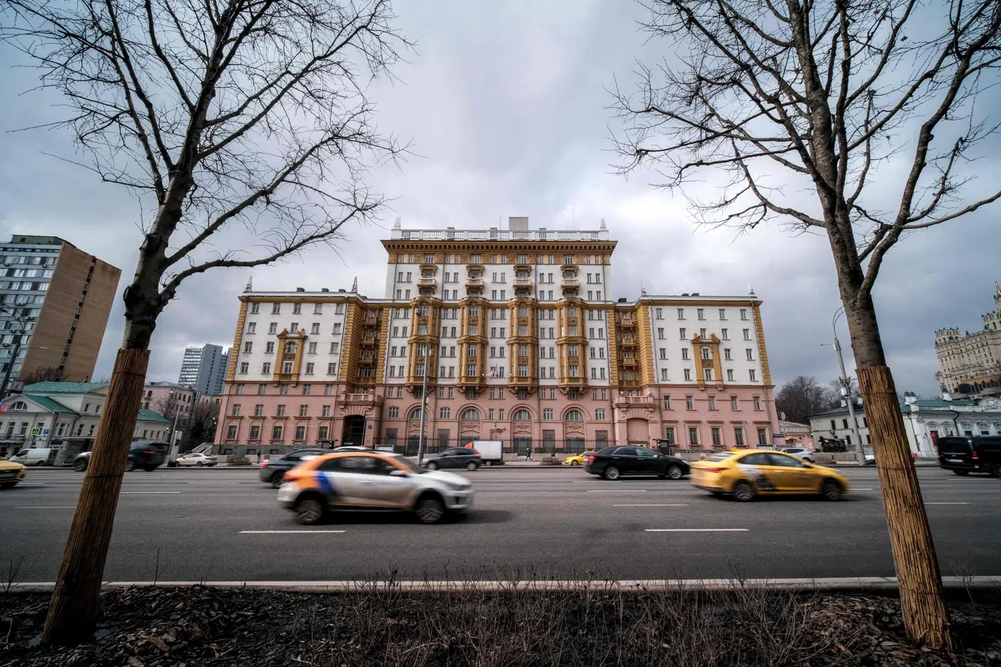 Den amerikanske ambassade i Moskva får fremover mindre at lave. Ifølge ambassaden er den blevet presset til at skære 75 procent ned på konsulære opgaver. (Arkivfoto) Yuri Kadobnov/Ritzau Scanpix