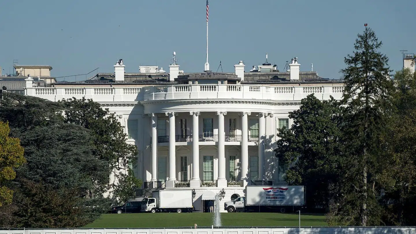 En af de smittede er tilknyttet Det Hvide Hus.