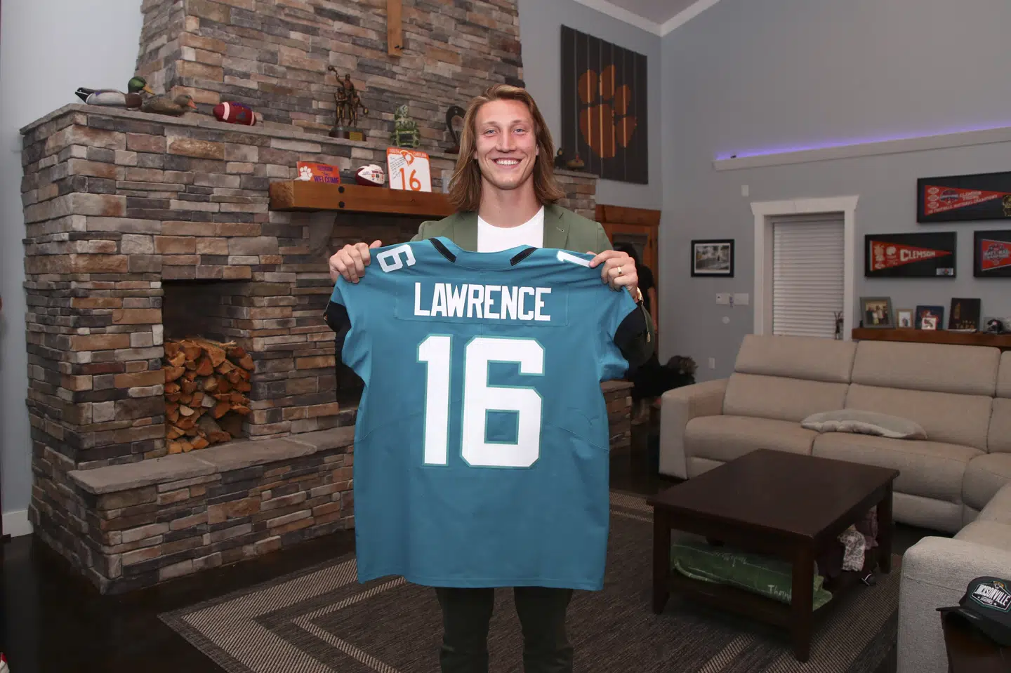 Clemson-quarterback Trevor Lawrence viser den Jacksonville Jaguars-trøje, som han fremover skal bære i NFL. Logan Bowles/Ritzau Scanpix