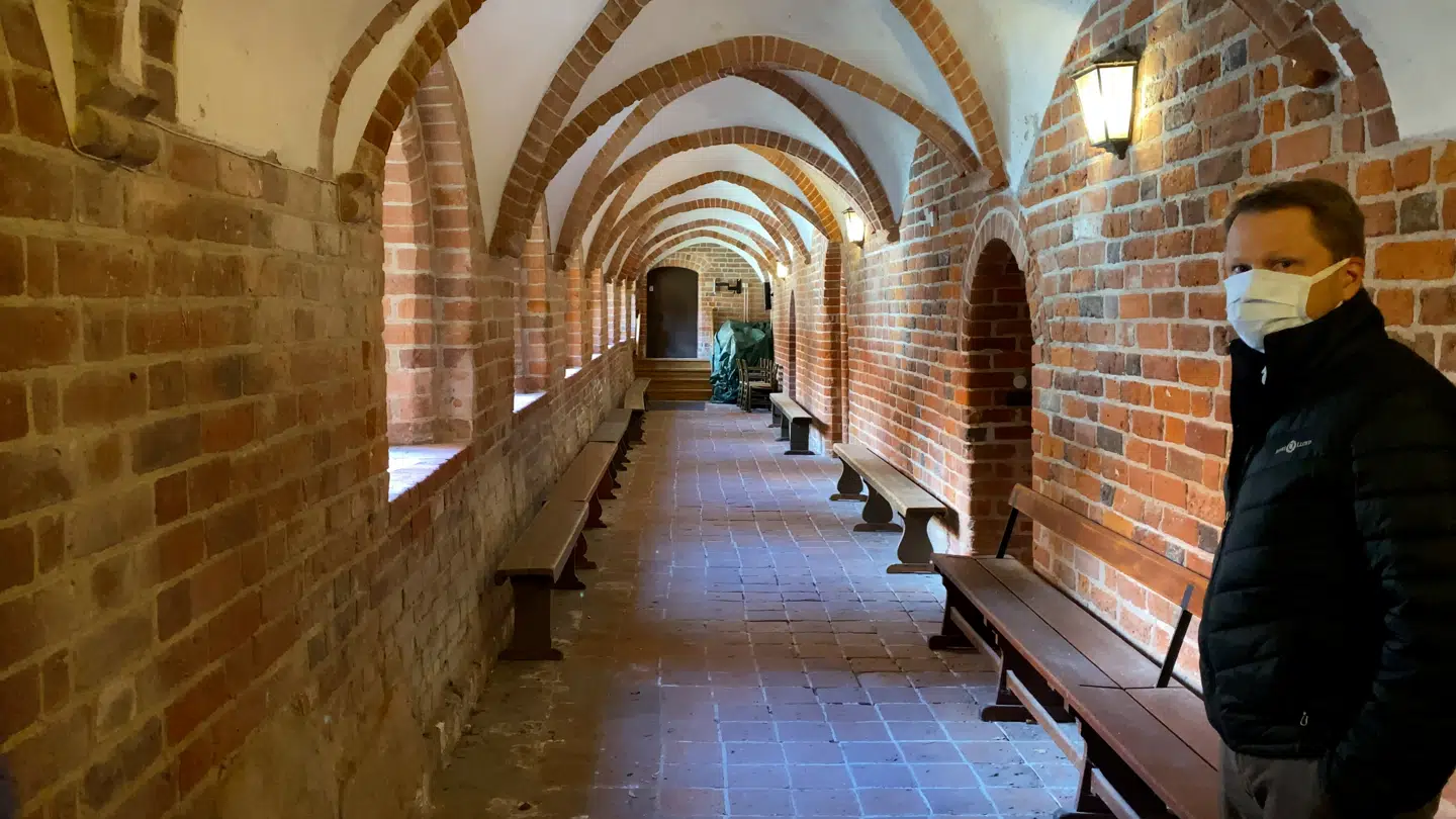 Skolen har bevaret noget af byggestilen fra munkenes tid.