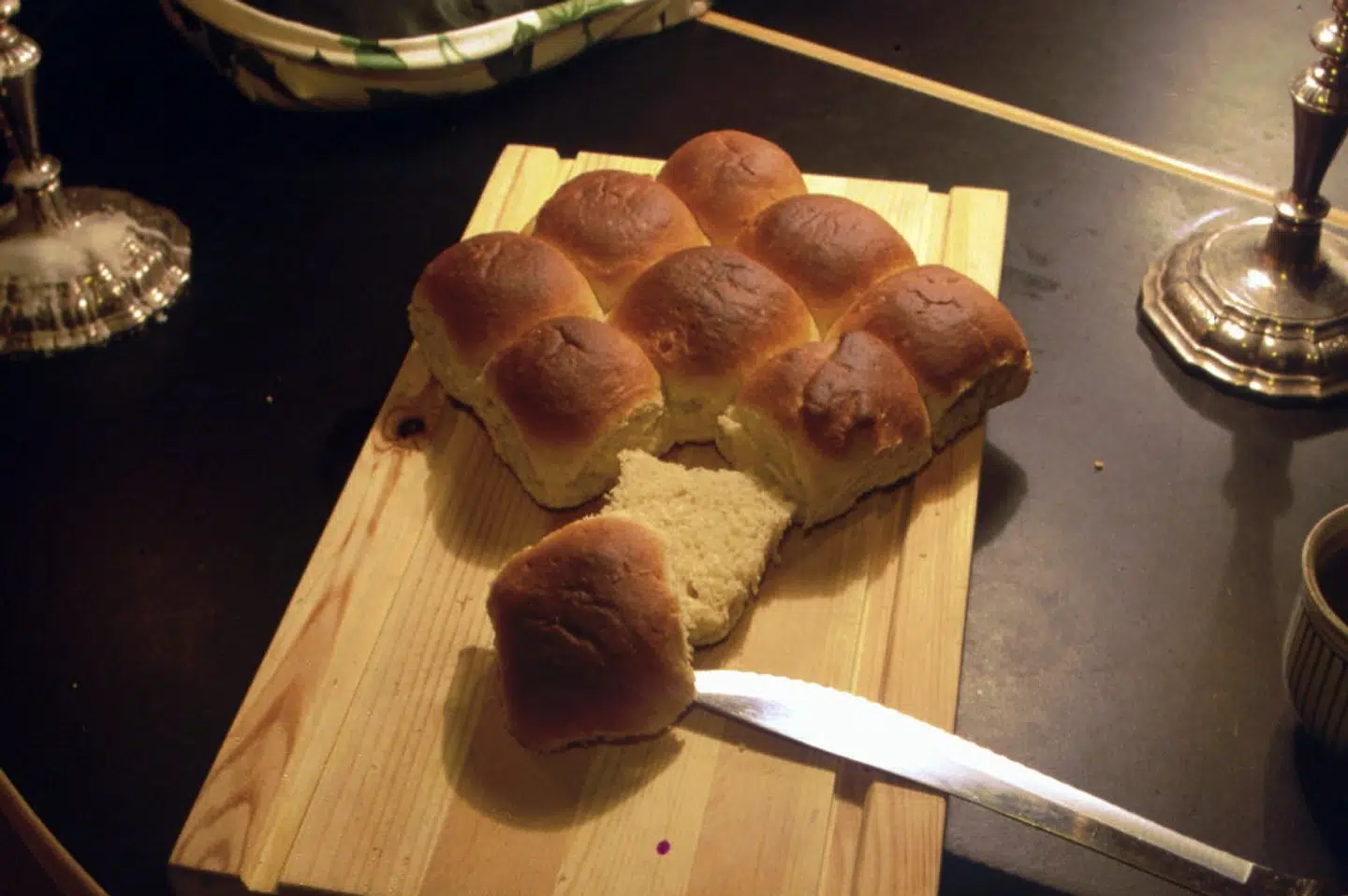Traditionen med at spise hveder udspringer af, at bagerne ikke måtte arbejde på store bededag. Derfor bagte de hveder aftenen før, så folk kunne spise dem på selve store bededag. Traditionen kan dokumenteres fra midten af 1800-tallet, men er sandsynligvis ældre. (Arkivfoto) Eva Seider/Ritzau Scanpix