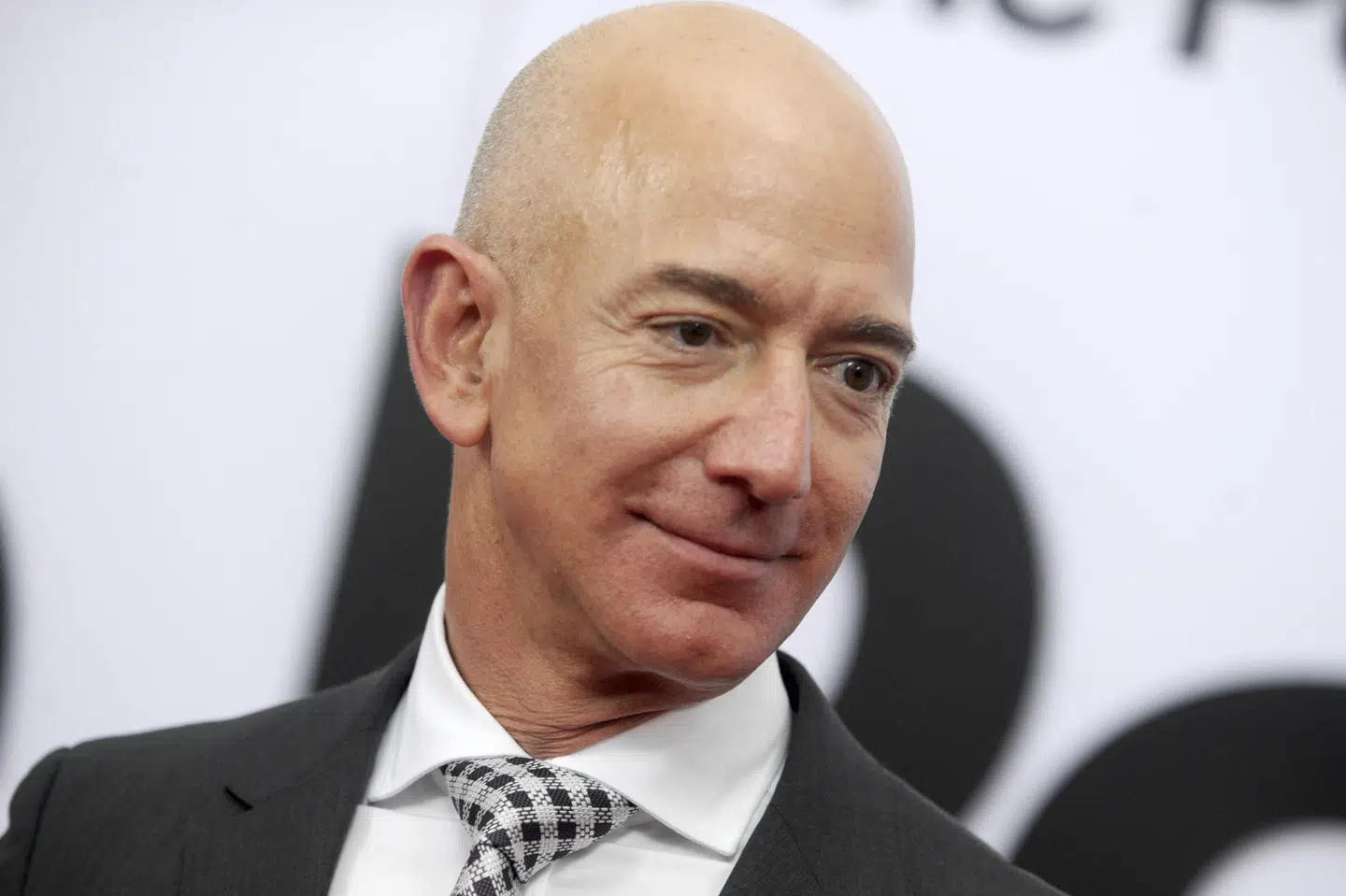 Verdens rigeste mand, Jeff Bezos, står i spidsen for Amazon, som klarer sig fremragende under pandemien. Han trækker sig dog til sommer for i stedet at blive bestyrelsesformand. (Arkivfoto.) Zz/Dennis Van Tine/Star Max/Ipx/Ritzau Scanpix