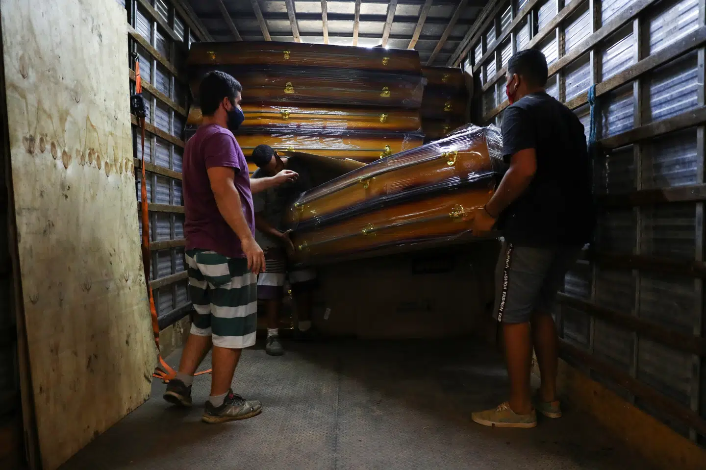 Høje daglige dødstal i Brasilien har sendt bedemænd og kirkegårde på overarbejde. Pilar Olivares/Reuters