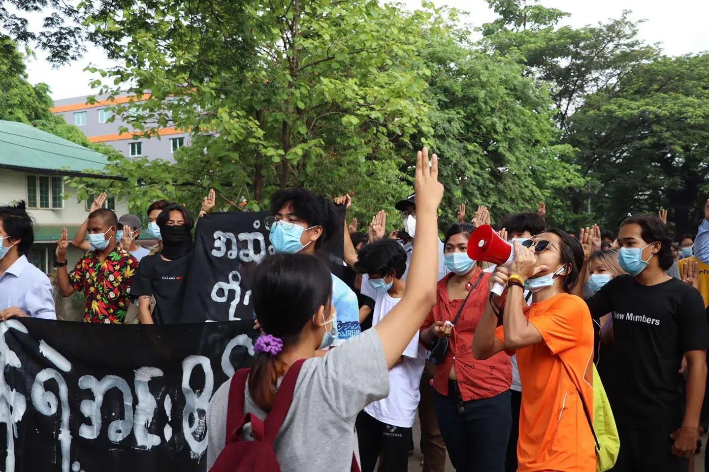 Trods militærets hårde fremfærd fortsætter demonstrationerne mod militærkuppet mange steder i Myanmar. Her er det i Insein-bydelen i Myanmars største by, Yangon, torsdag. Handout/Ritzau Scanpix