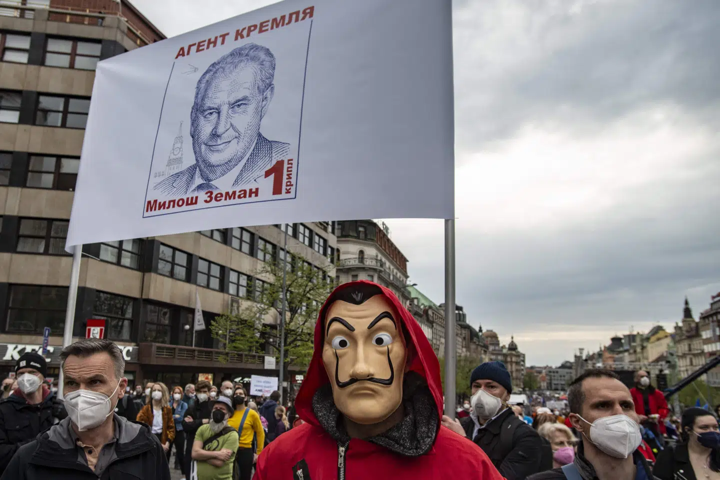 Tusindvis af demonstranter var torsdag på gaden i Prag og flere andre byer i Tjekkiet for at vise deres modstand mod landets præsident, som i deres øjne er for venlig over for Rusland. Michal Cizek/Ritzau Scanpix