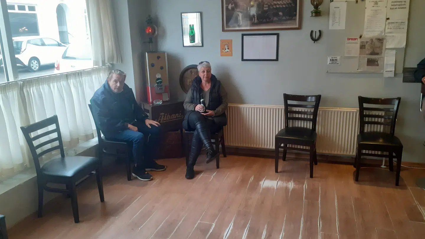 Stolene i Hjørnekroen står med en meters afstand.