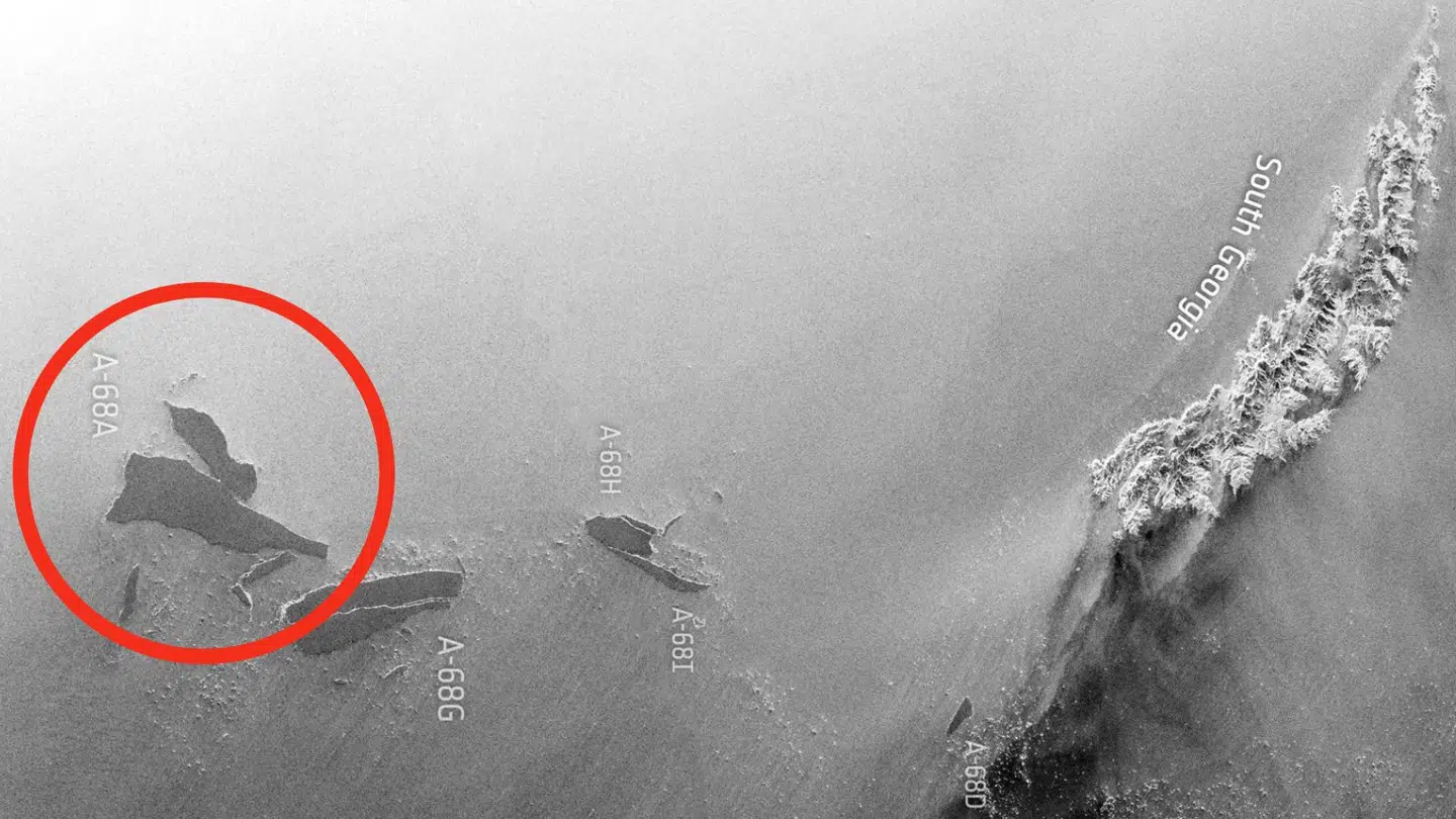 Her kan man se, hvordan der falder stykker af isklumpen. Billedet er taget i februar 2021.