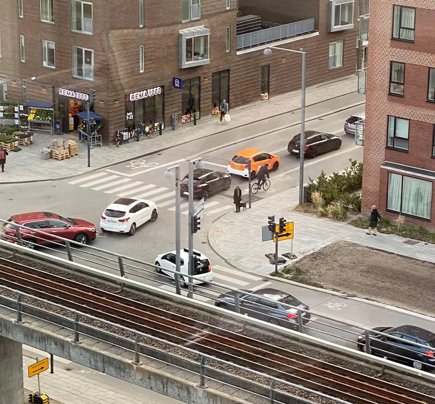Her ses et billede af krydset tæt på testcentret, hvor bilerne kommer fra mange sider.