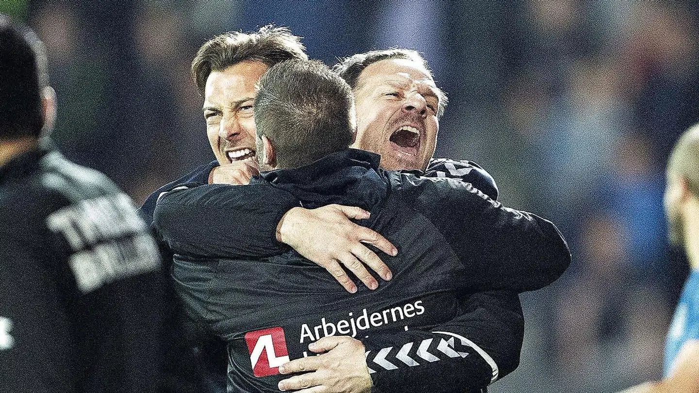Matthias Jaissle (tv.) jubler med Brøndbys cheftræner Alexander Zorniger (th.) under en kamp mellem FC Midtjylland og Brøndby i 2018.