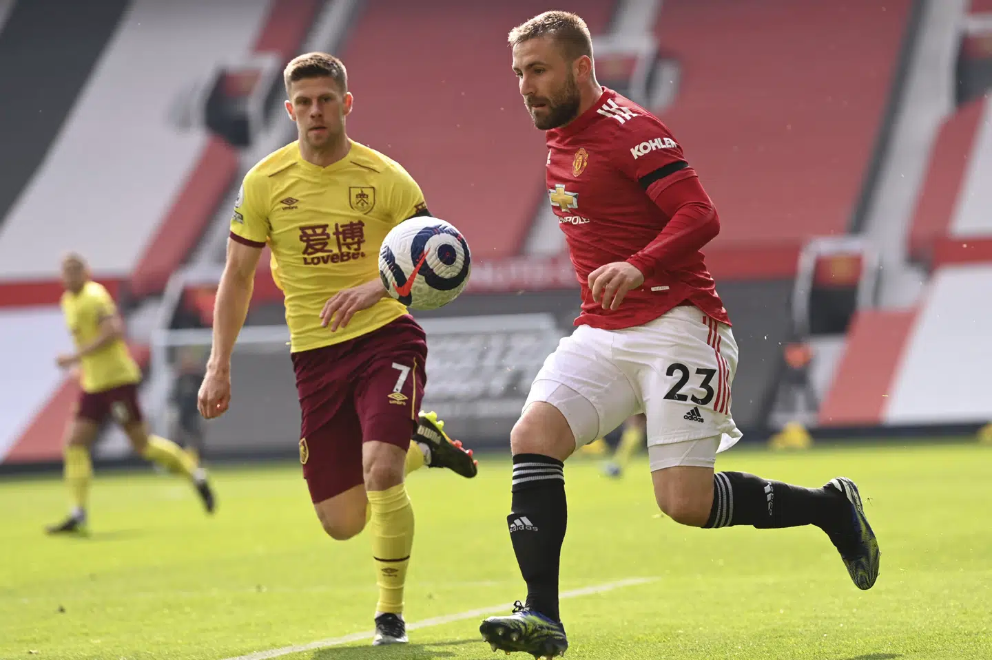 - Vi har oplevet mange skuffelser, og den følelse, vi har haft efterfølgende, tror jeg, at vi kan bruge som motivation her, siger Luke Shaw (th.) ifølge Reuters. Stu Forster/Ritzau Scanpix