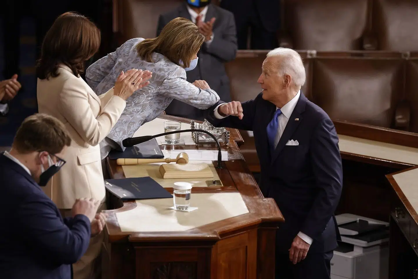 Biden hilste på Kamala Harris og Nancy Pelosi, da han ankom.