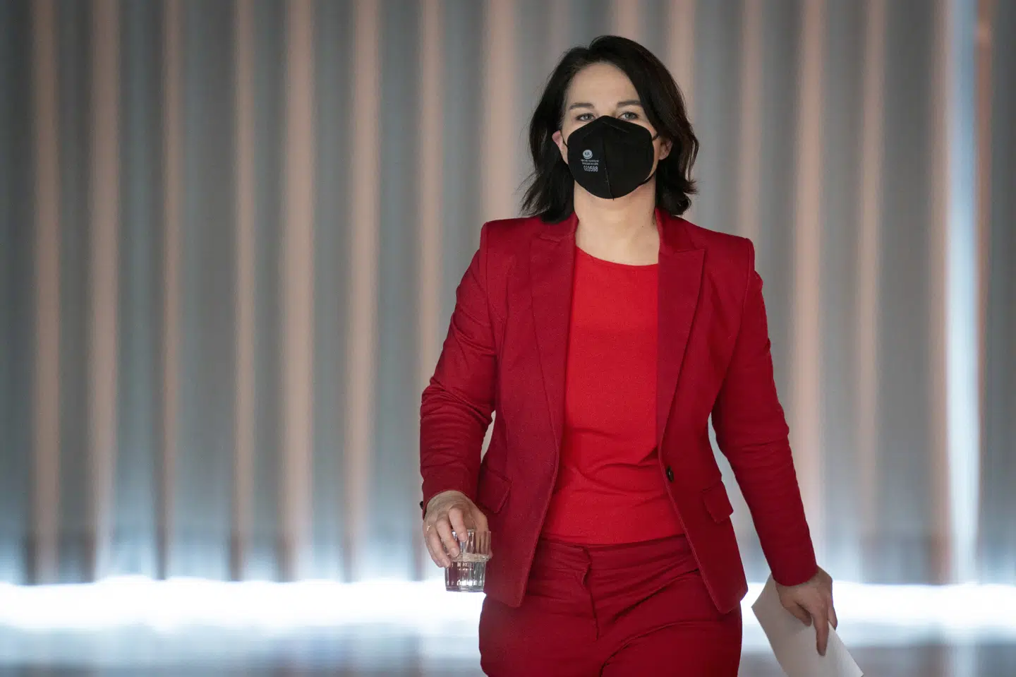 De Grønne har været nødt til at afvise påstande om, at Baerbock skulle være modstander af coronaforholdsregler som afstand og mundbind. Den historie begyndte at cirkulere, fordi hun krammede kolleger, efter at hun blev valgt som partiets kanslerkandidat. (Arkivfoto). Kay Nietfeld/Ritzau Scanpix