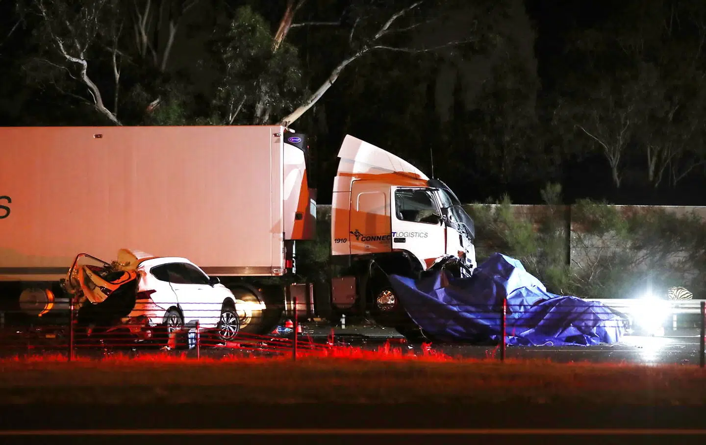 Et billede af den tragiske ulykke på motorvej ud for Melbourne i Australien i april 2020. Fire politibetjente mistede livet.