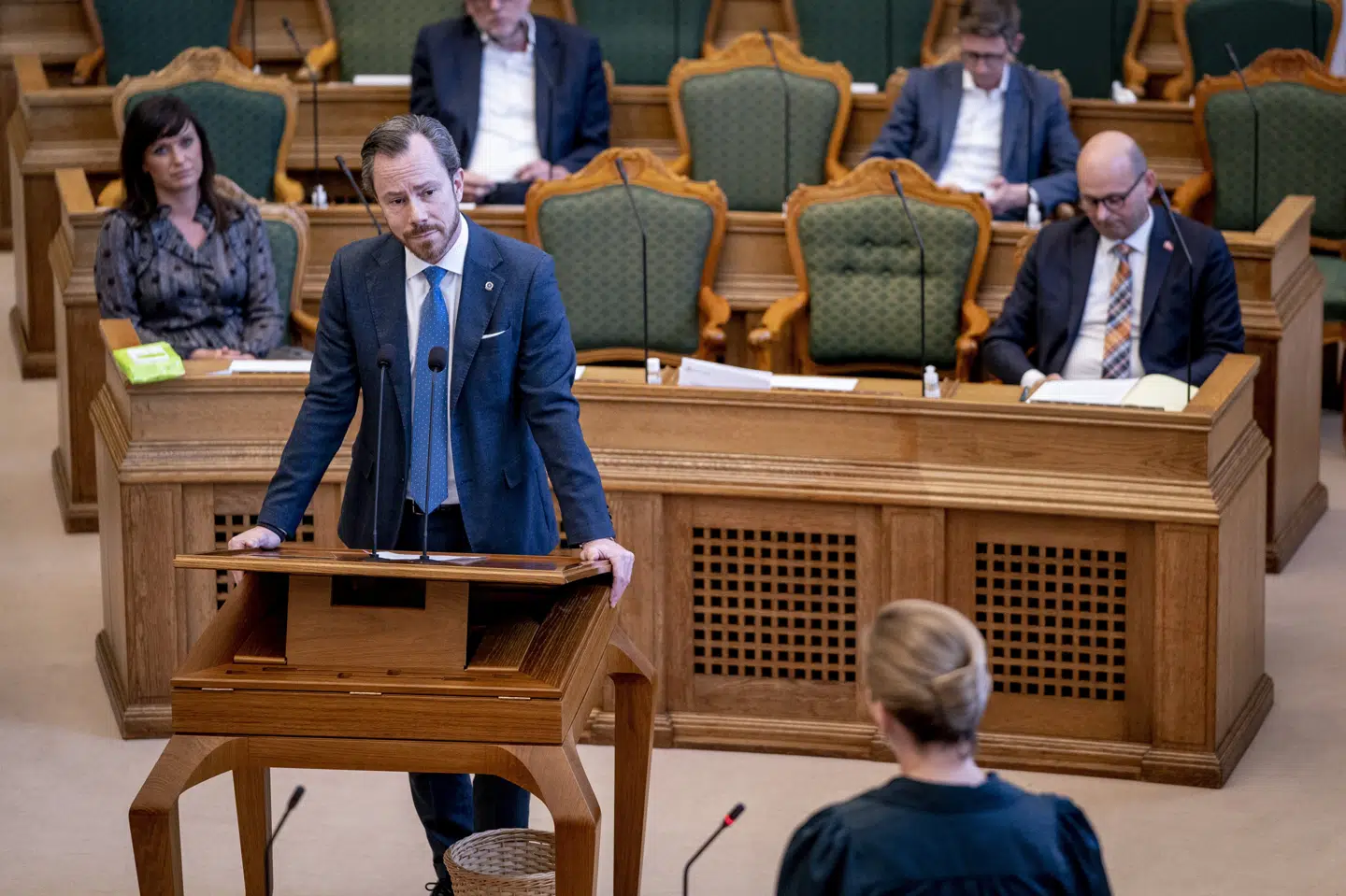 Det går for langsomt med genåbningen, mener Venstres formand, Jakob Ellemann-Jensen. Her ses han under tirsdagens spørgetime med statsminister Mette Frederiksen i Folketinget. Liselotte Sabroe/Ritzau Scanpix