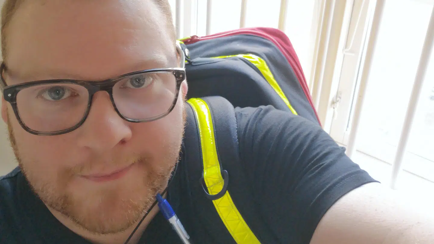 Det er særligt sygeplejerskernes grundlønn, Andreas Lund Andersen er utilfreds med: »Kigger man på vores grundløn, er den alt for lav i forhold til sammenlignelige fag som eksempelvis skolelærere.Sygeplejerskerne har ifølge Danmarks Statistik en bruttoløn på 40.000 kroner, mens pædagogernes er knap 36.000. Set i det lys, er din løn så ikke god?»Det er tjenestemandsreformen fra 1969, den er gal med. Den skal revideres. Vi står skulder ved skulder med de andre fag. Det skal ikke være en intern kamp mellem os offentligt ansatte.«