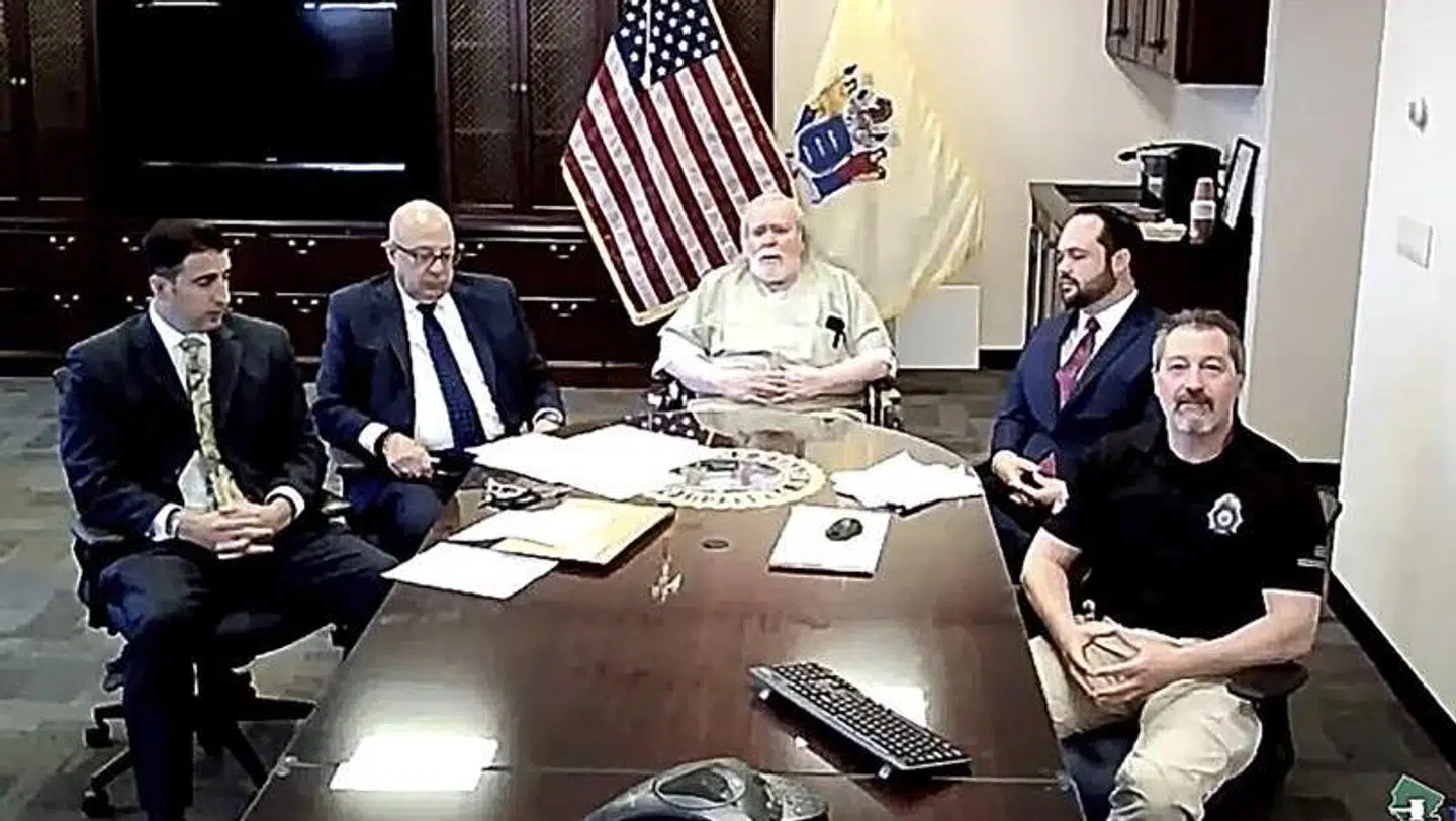 Richard Cottingham (i midten) dukkede tirsdag op i retten og erkendte drabet på de to kvinder. Yderst til højre ses Robert Anzilotti.