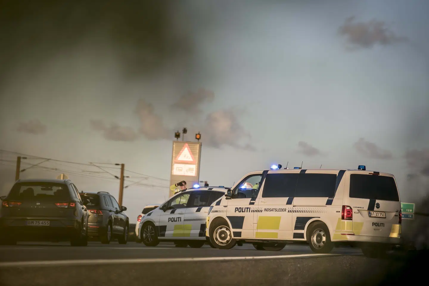 Politiet lavede blandt andet vejspærringer her ved Storebæltsbroen den 28. september 2018, da man frygtede et nært forestående attentat på iransk flygtning i Danmark. Flygtningen selv og to andre er nu tiltalt i sag om spionage og terrorstøtte. Mads Claus Rasmussen/Ritzau Scanpix