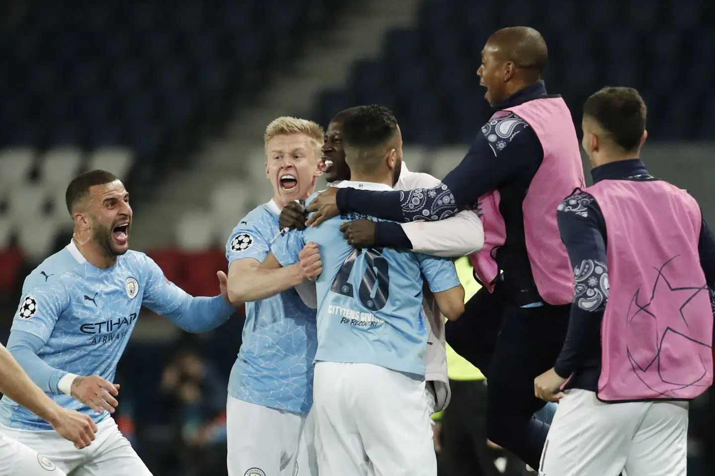 Manchester City-spillerne jubler efter 2-1-scoringen i Paris. Benoit Tessier/Reuters