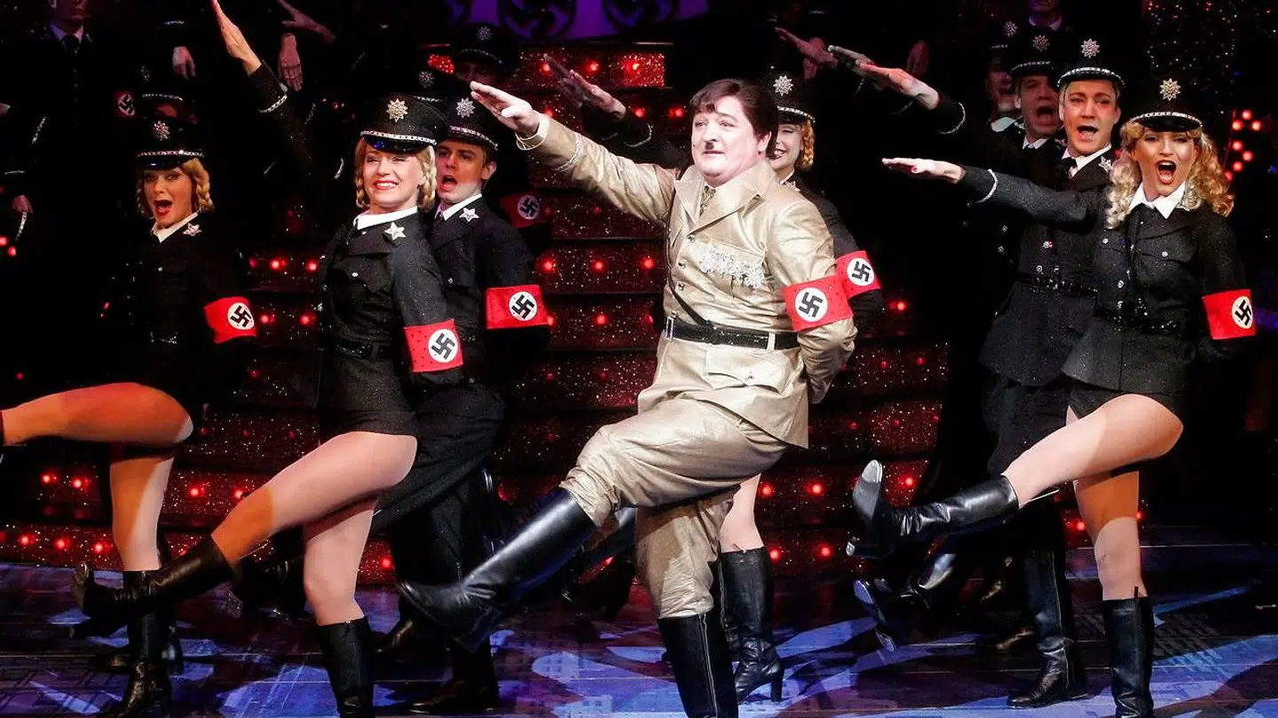 Steen Springborg leverede en ret morsom udgave af Hitler, beretter Tommy Kenter.