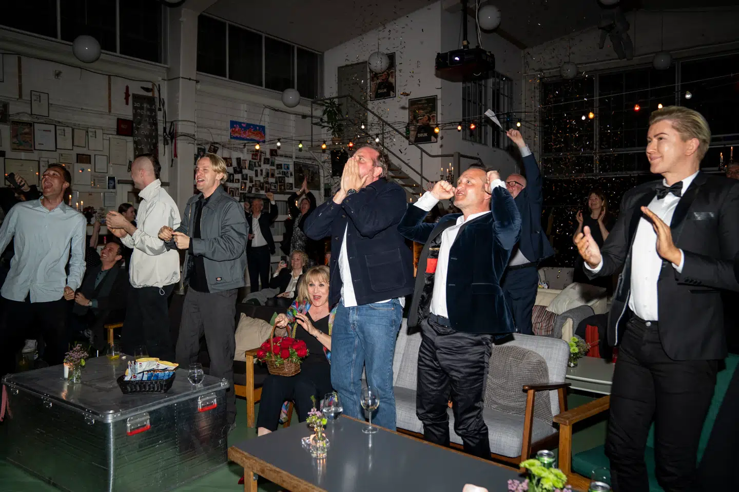 Skuespillerne Lars Ranthe, Magnus Millang og Susse Wold, bandet Scarlet Pleasure og holdet bag filmen Druk ser årets Oscar-uddeling hos Zentropa, mandag den 26. april 2021. Filmen, instrueret af Thomas Vinterberg, vandt en Oscar for bedste udenlandske film.