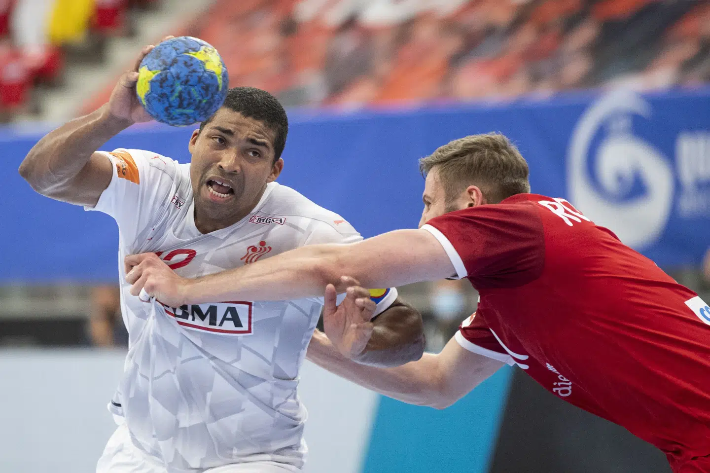 Mads Mensah måtte sammen med resten af det danske hold slide lidt ekstra i det for at få en smal sejr hjem over Schweiz, der var foran det meste af kampen. Ennio Leanza/Ritzau Scanpix