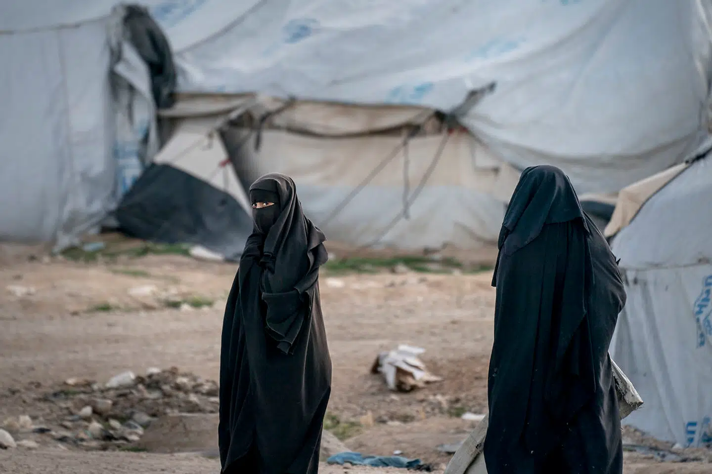 Her ses to kvinder i al-Hol-lejren i Syrien. Den er endnu større end al-Roj-lejren.