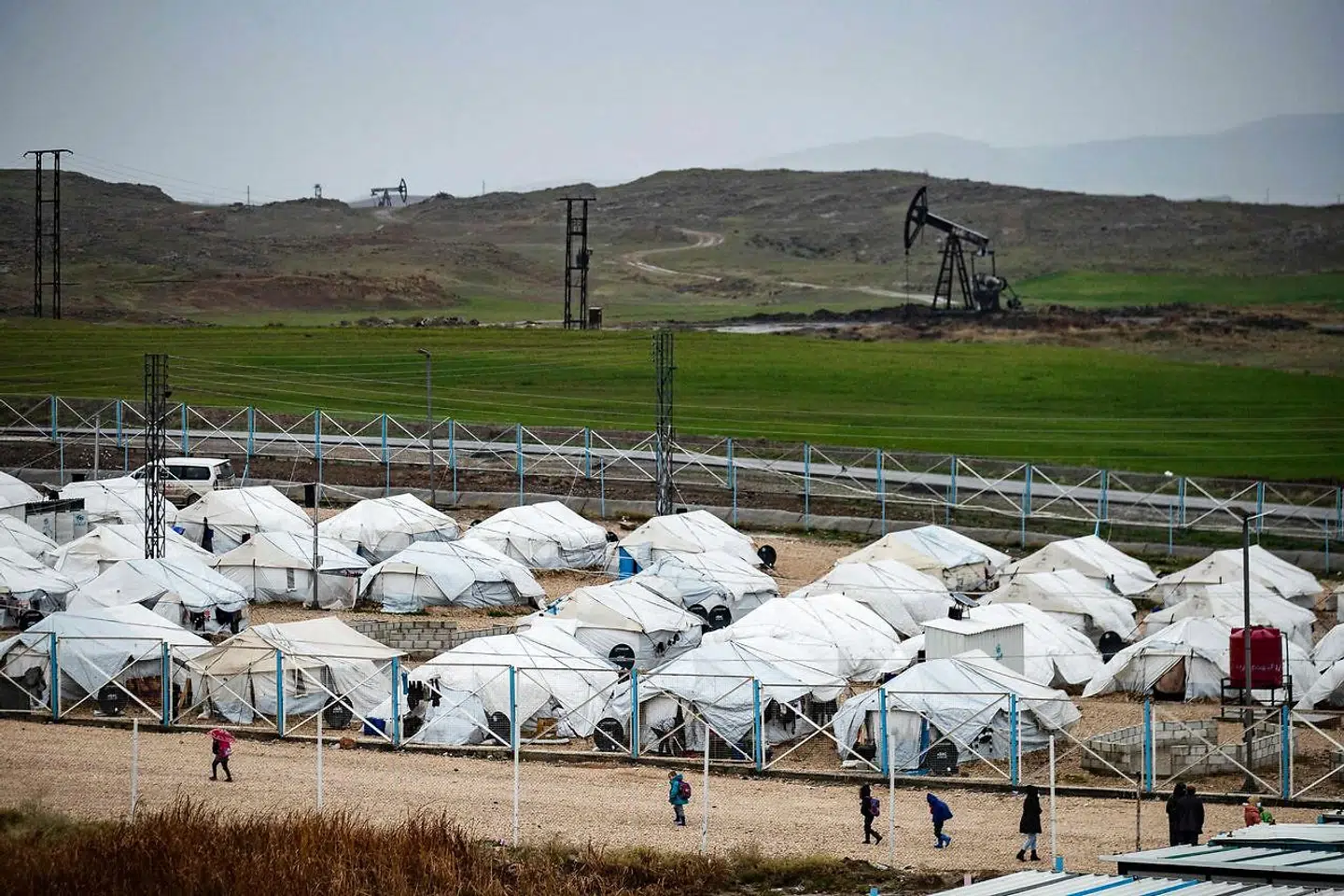 Se her al-Roj-lejren oppe fra, hvor det klart kan ses antallet af hegn rundt om lejren.