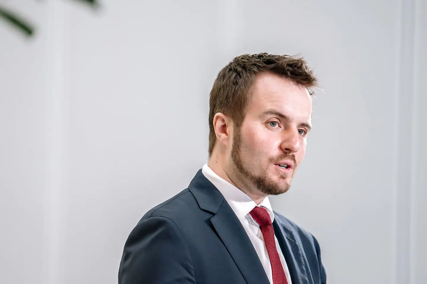 Vi skal huske på, at genåbningen skal ske kontrolleret, siger erhvervsminister Simon Kollerup (S). Og han forstår godt, at 30-minutters reglen »kan være bøvlet og irriterende, men det er forudsætningen for, at vi kan åbne så meget af samfundet og dansk erhvervsliv, som vi gør nu«, skriver han i et svar til Berlingske.