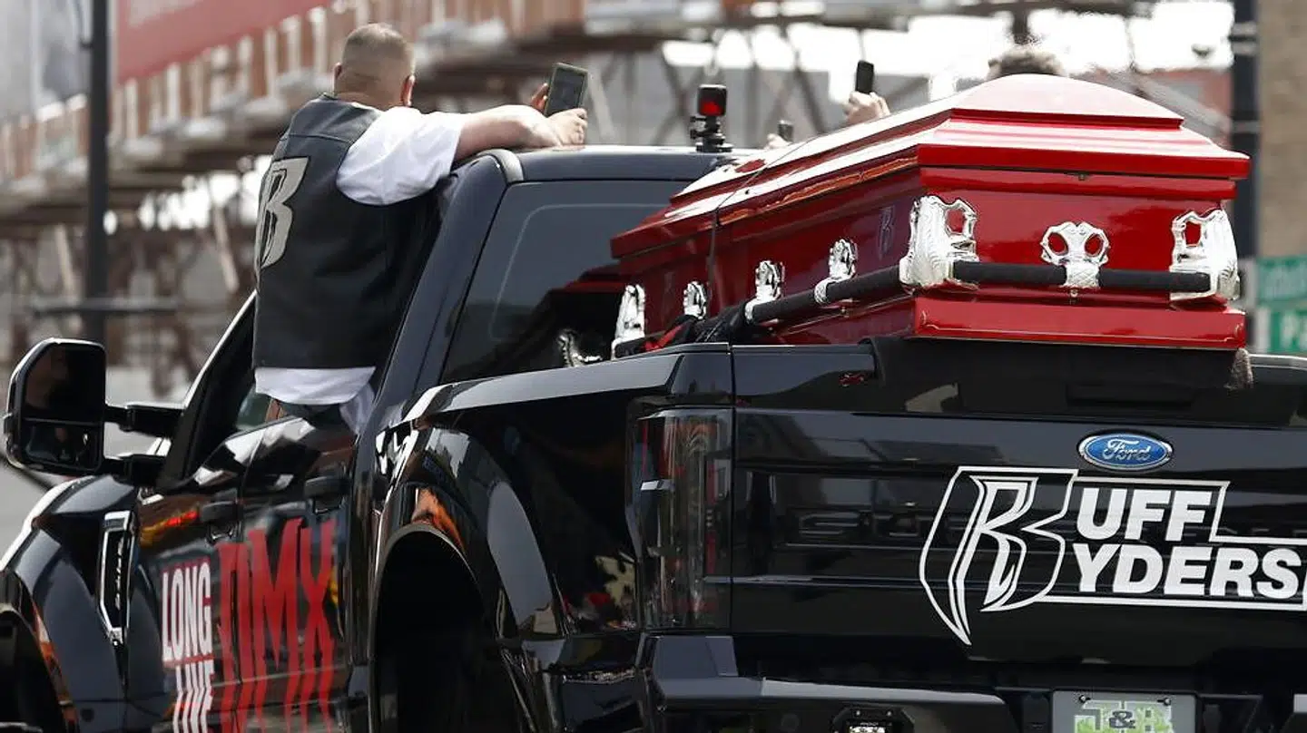 Søndag blev rapperen DMX begravet i New York. Foto EPA/JASON SZENES