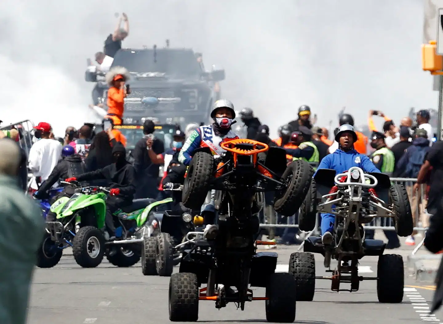 Søndag fulgte et stort optog af motorcyklister DMX på den sidste rejse. Foto: EPA/JASON SZENES