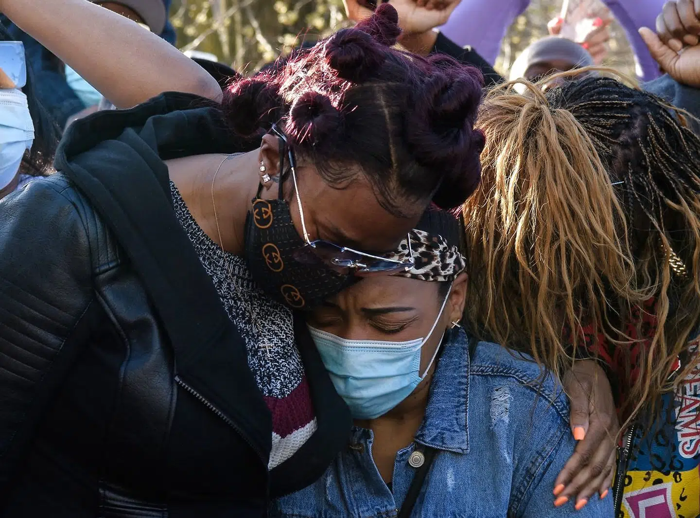 Eks-konen Tashera Simmons og DMX's forlovede Desiree Lindstrom trøstede hinanden dagen efter DMX var blevet indlagt efter at have taget en overdosis. Fire døde senere døde rapperen på hospitalet. Foto Angela Weiss / AFP.