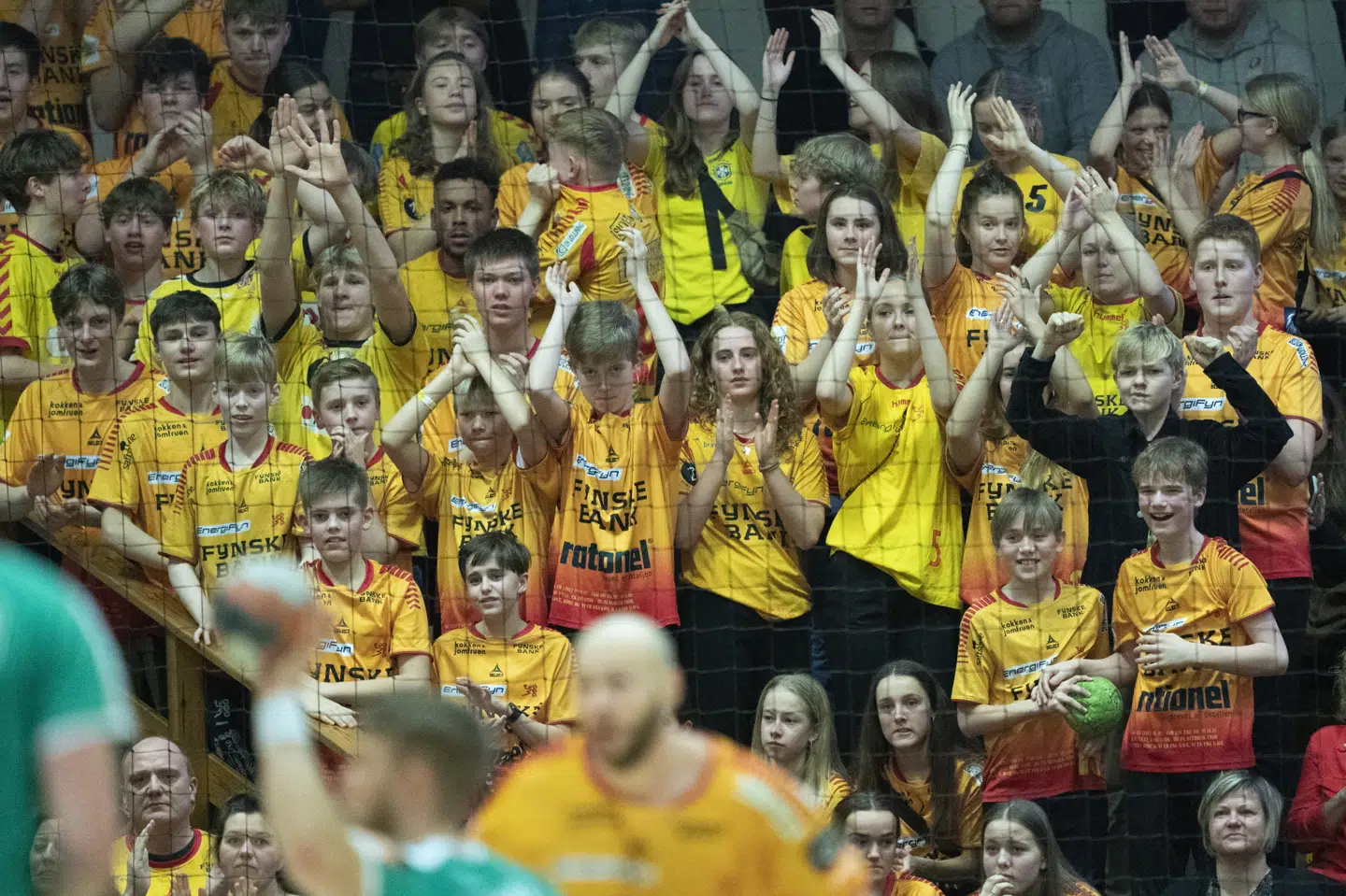 Hvis håndboldfans får lov til at komme tilbage i arenaerne, inden sæsonen slutter, så skal der være større afstand mellem GOG-fansene end på billedet her. Det er fra en kamp i februar 2020. Det var før, at coronapandemien ramte håndboldsporten i Danmark. Claus Fisker/Ritzau Scanpix