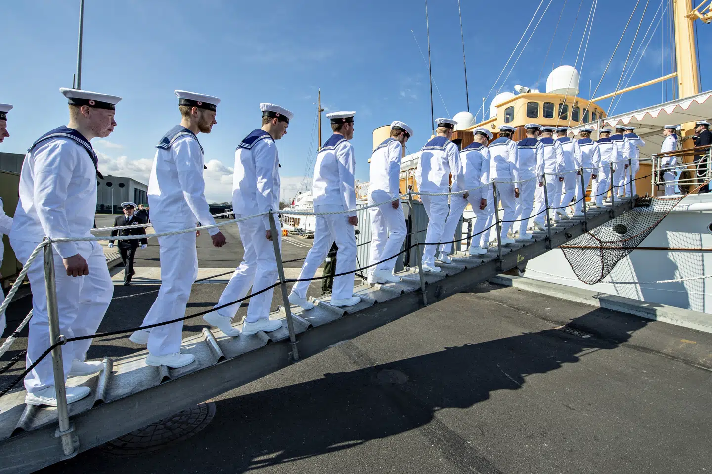 I år sejler kongeskibet Dannebrog på sommertogt. Her ses en besætning påmønstre skibet i april 2019. (Arkivfoto) Henning Bagger/Ritzau Scanpix